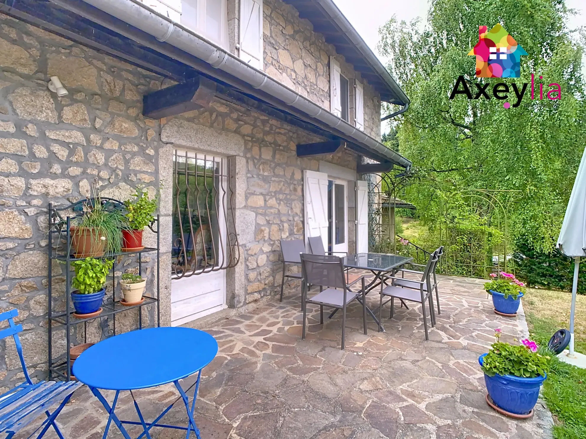 Maison en pierres avec piscine et jardin à Saint-Bonnet-des-Quarts 