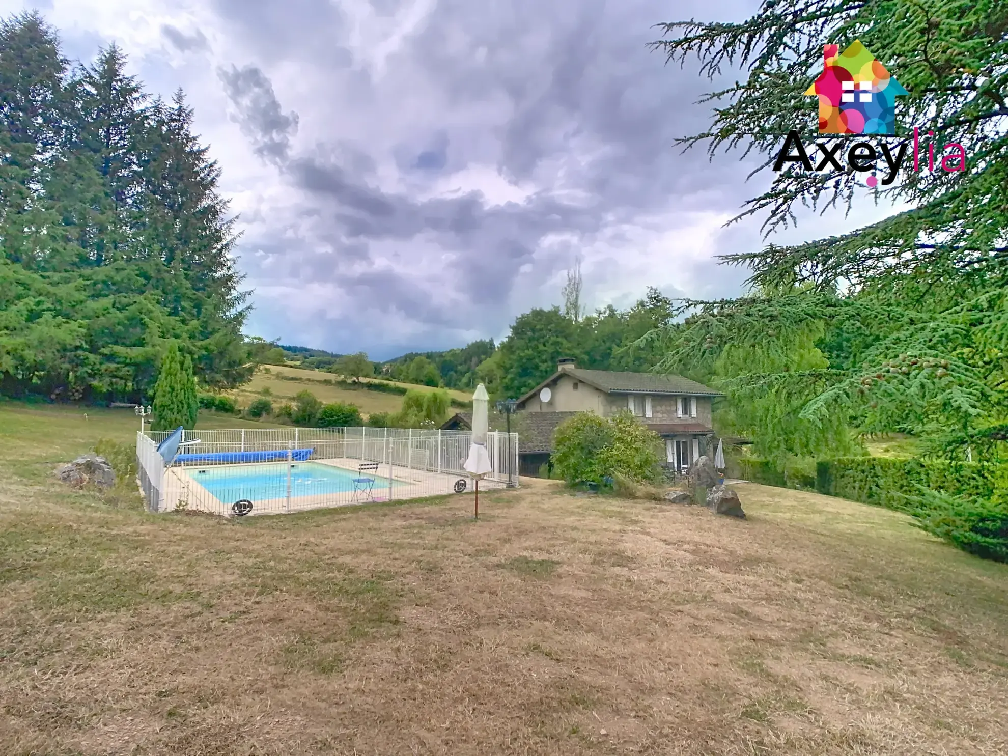 Maison en pierres avec piscine et jardin à Saint-Bonnet-des-Quarts 