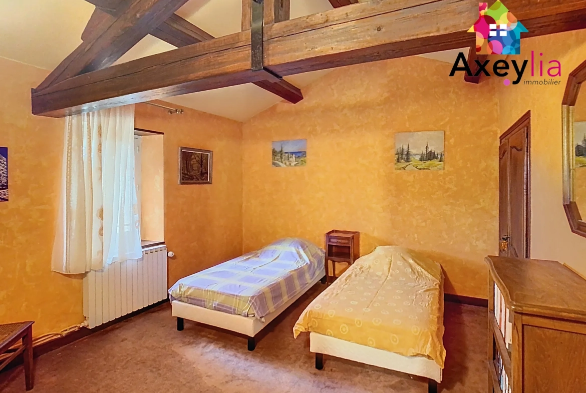 Maison en pierres avec piscine et jardin à Saint-Bonnet-des-Quarts 