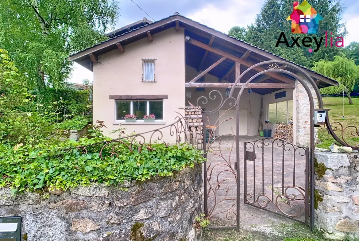Maison en pierres avec piscine et jardin à Saint-Bonnet-des-Quarts 