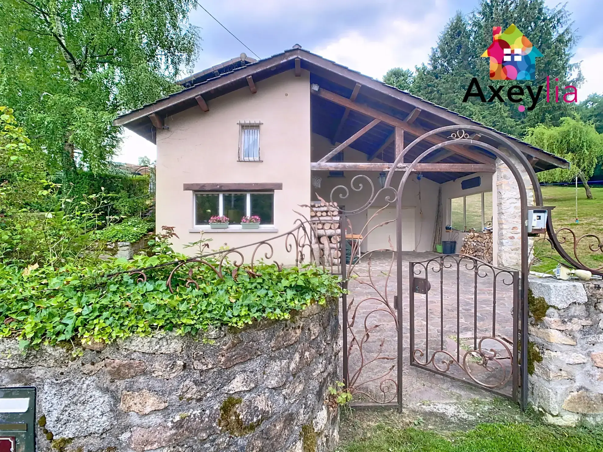 Maison en pierres avec piscine et jardin à Saint-Bonnet-des-Quarts 