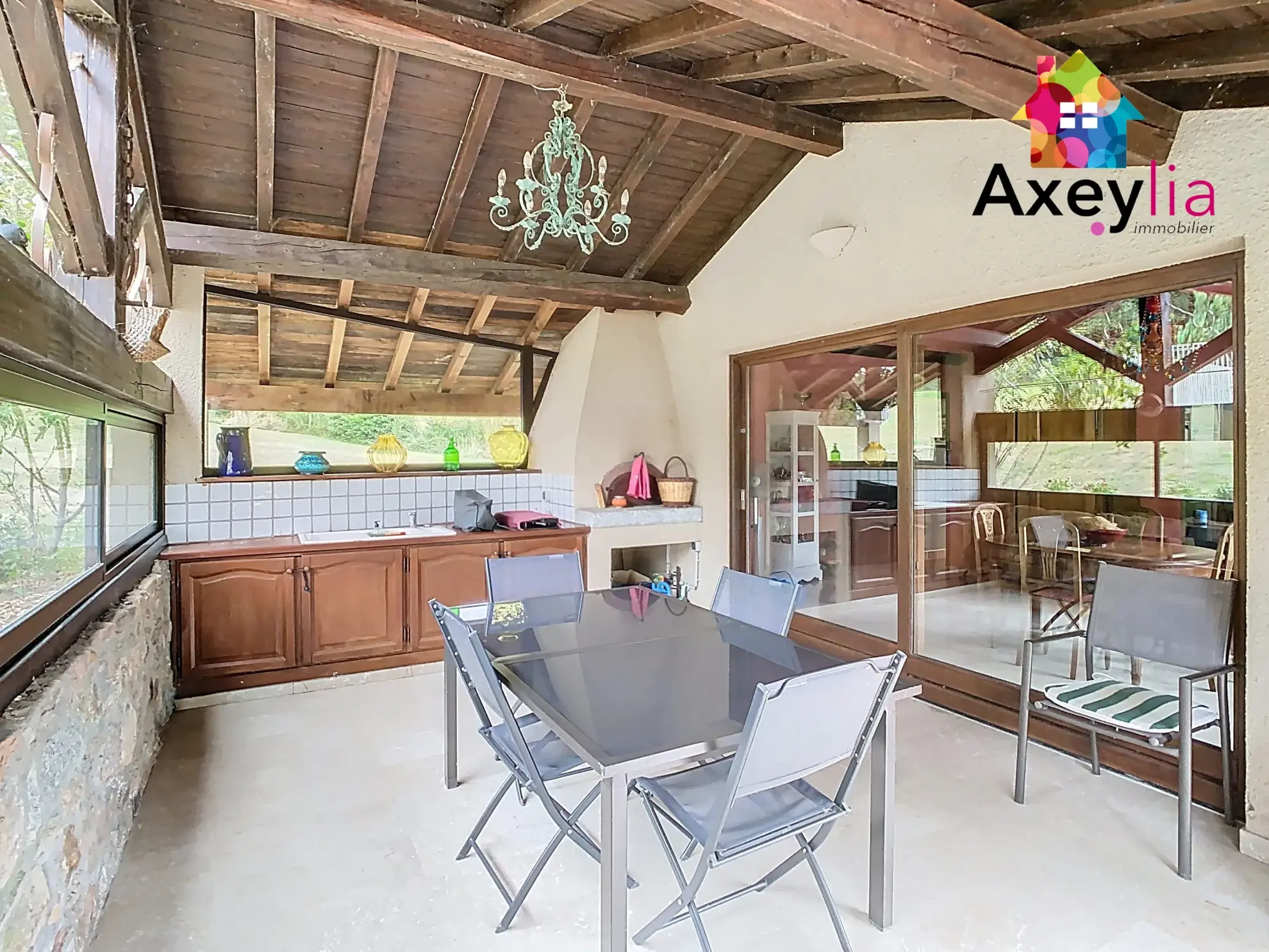 Maison en pierres avec piscine et jardin à Saint-Bonnet-des-Quarts 