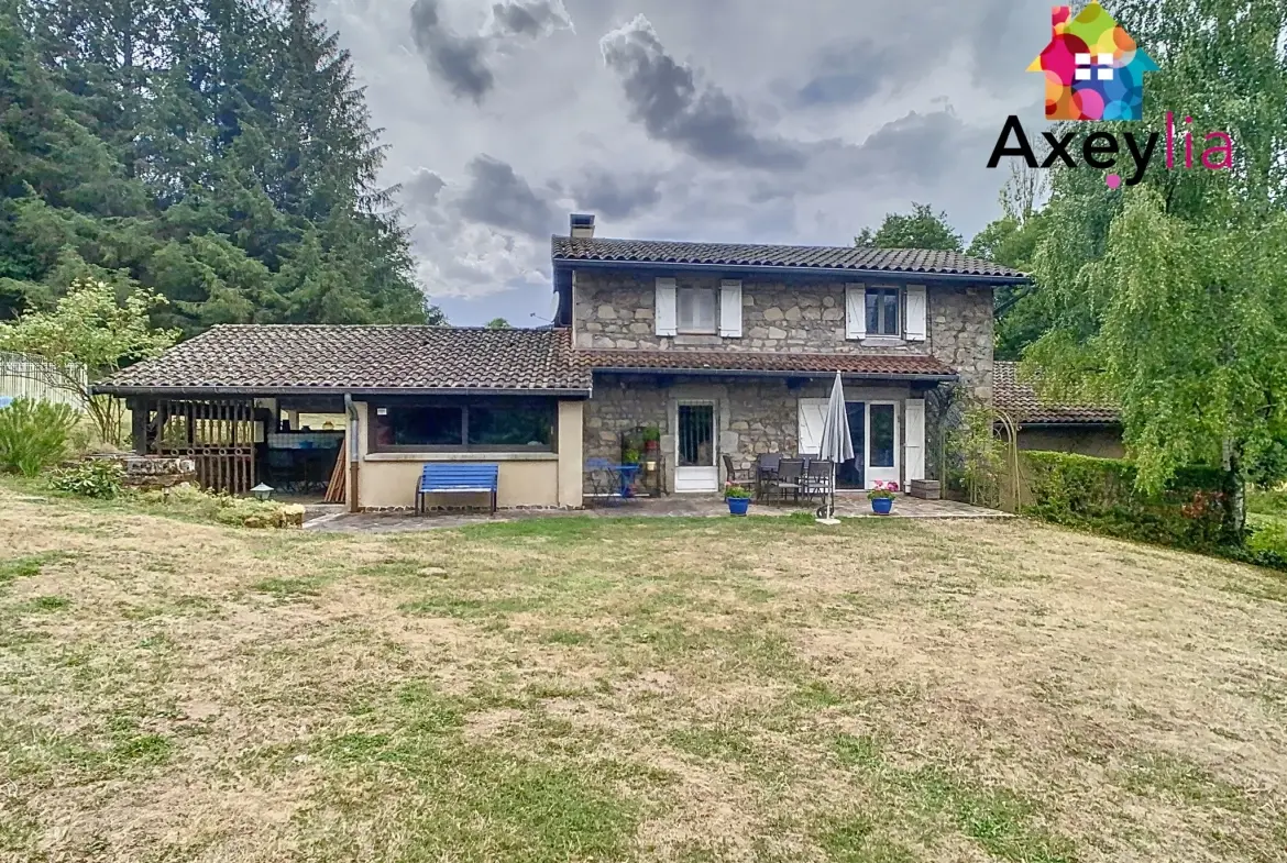 Maison en pierres avec piscine et jardin à Saint-Bonnet-des-Quarts 