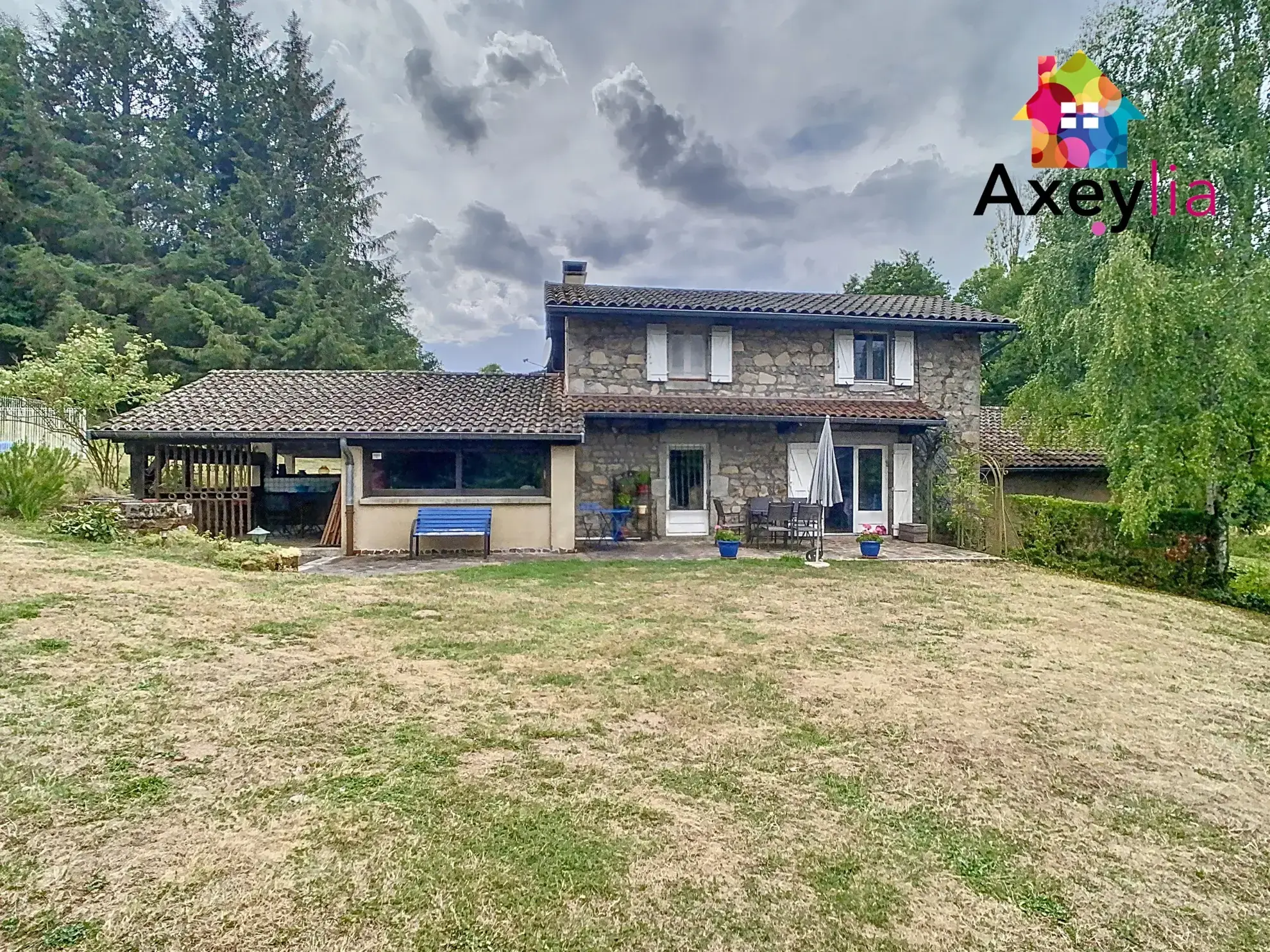 Maison en pierres avec piscine et jardin à Saint-Bonnet-des-Quarts 