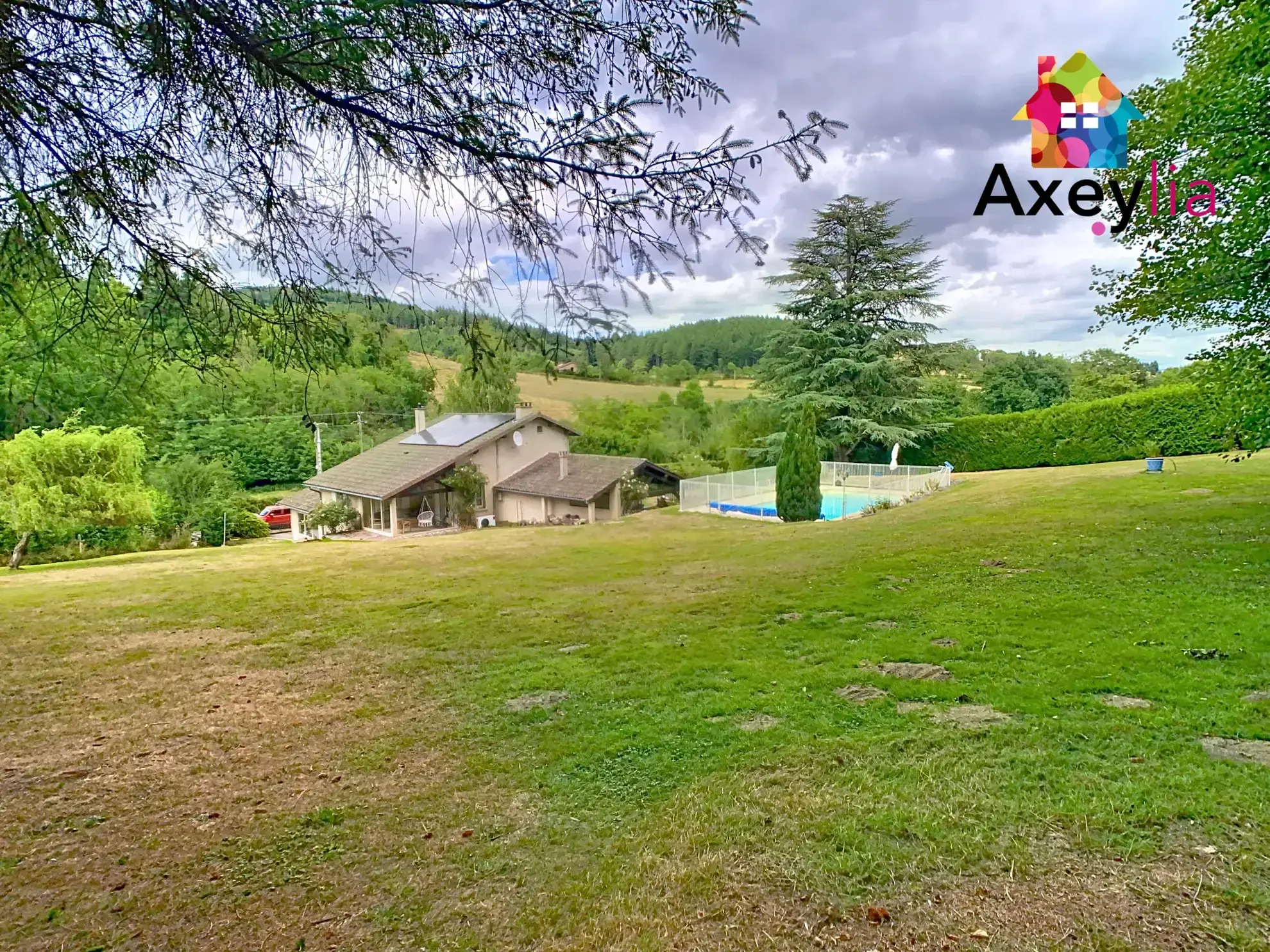 Maison en pierres avec piscine et jardin à Saint-Bonnet-des-Quarts 