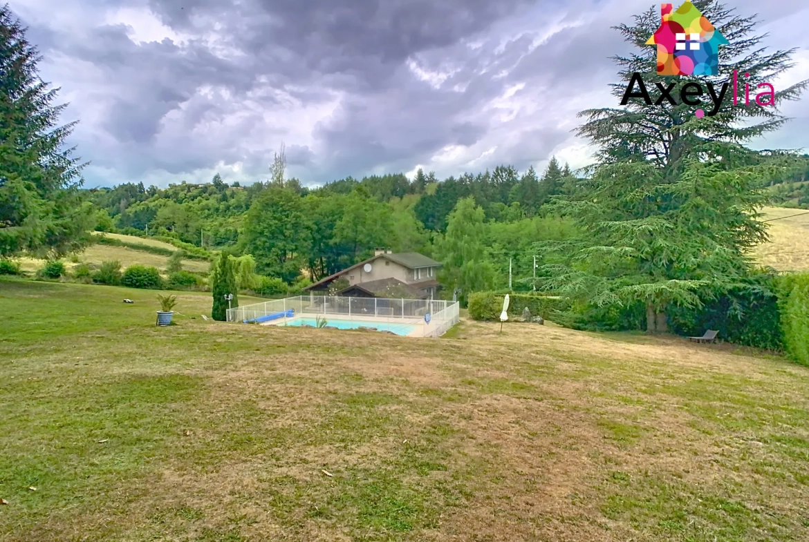 Maison en pierres avec piscine et jardin à Saint-Bonnet-des-Quarts 
