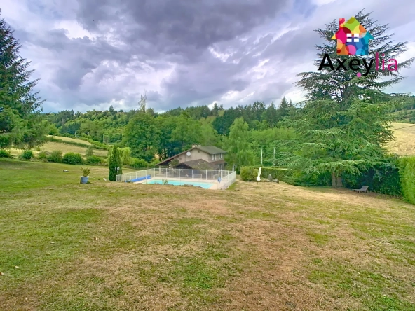 Maison en pierres avec piscine et jardin à Saint-Bonnet-des-Quarts