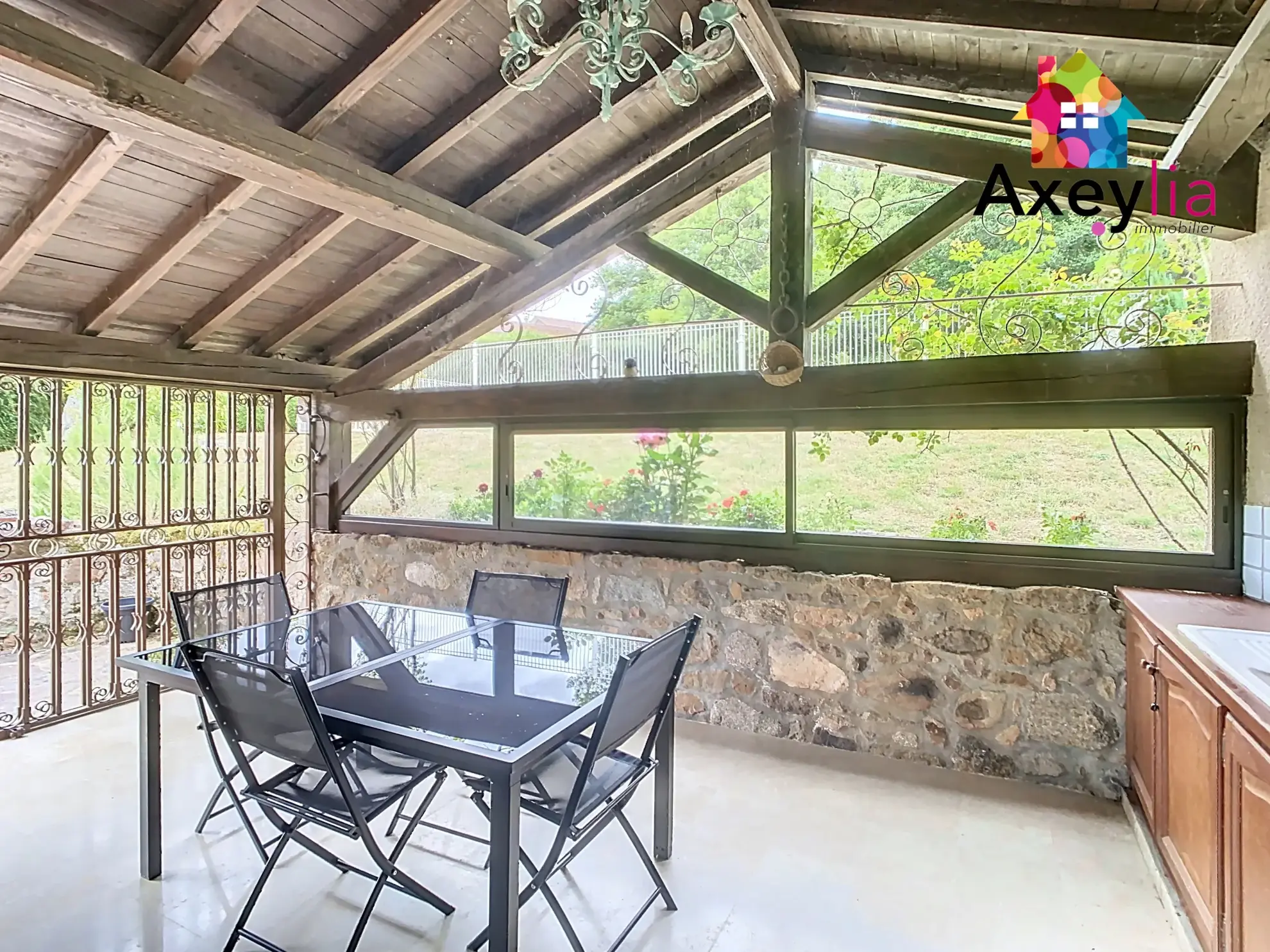 Maison en pierres avec piscine et jardin à Saint-Bonnet-des-Quarts 