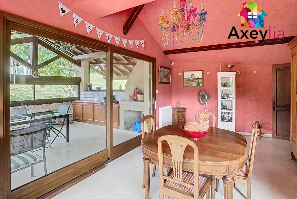 Maison en pierres avec piscine et jardin à Saint-Bonnet-des-Quarts 