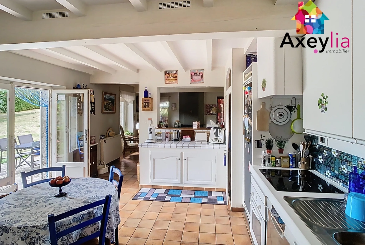 Maison en pierres avec piscine et jardin à Saint-Bonnet-des-Quarts 