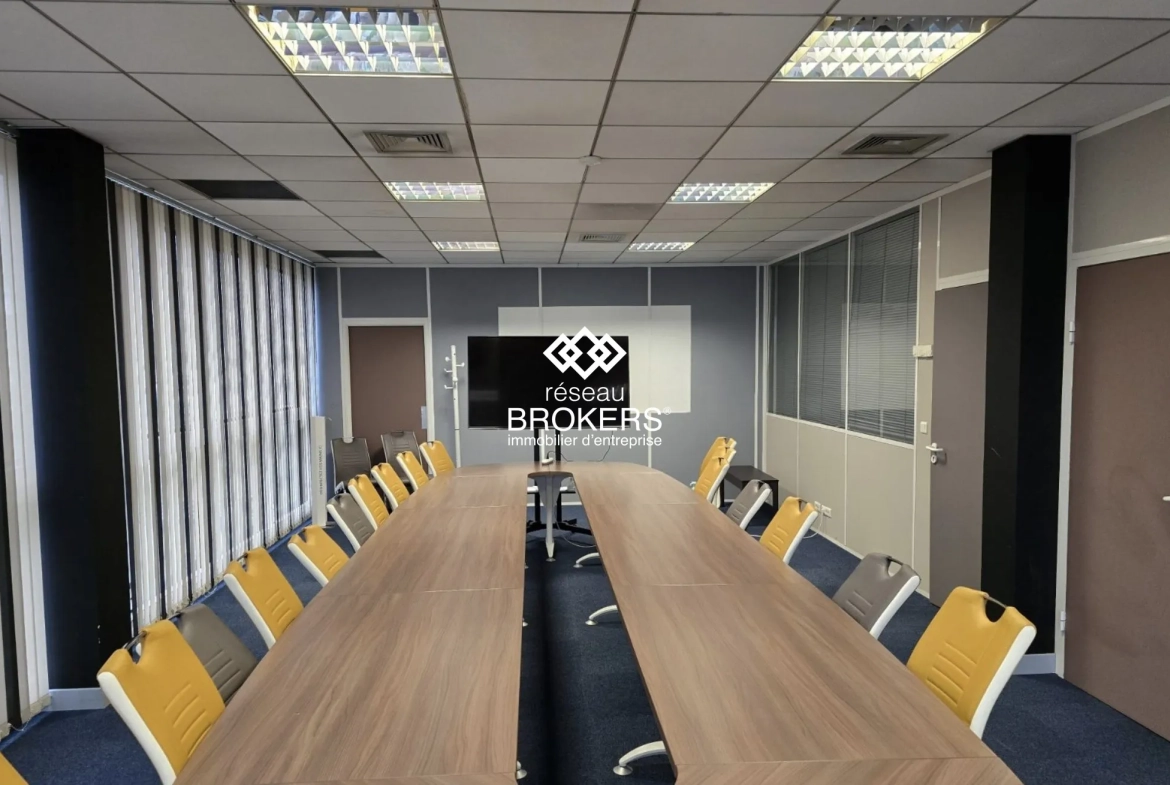 À vendre bureaux 1385 m² à Roissy-en-France, secteur du Parc des Nations 