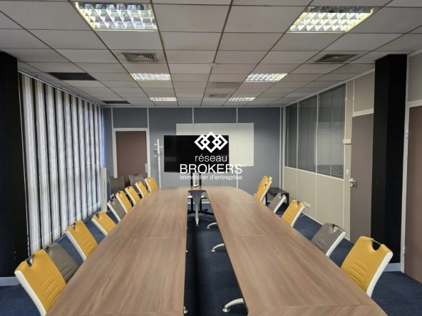 À vendre bureaux 1385 m² à Roissy-en-France, secteur du Parc des Nations