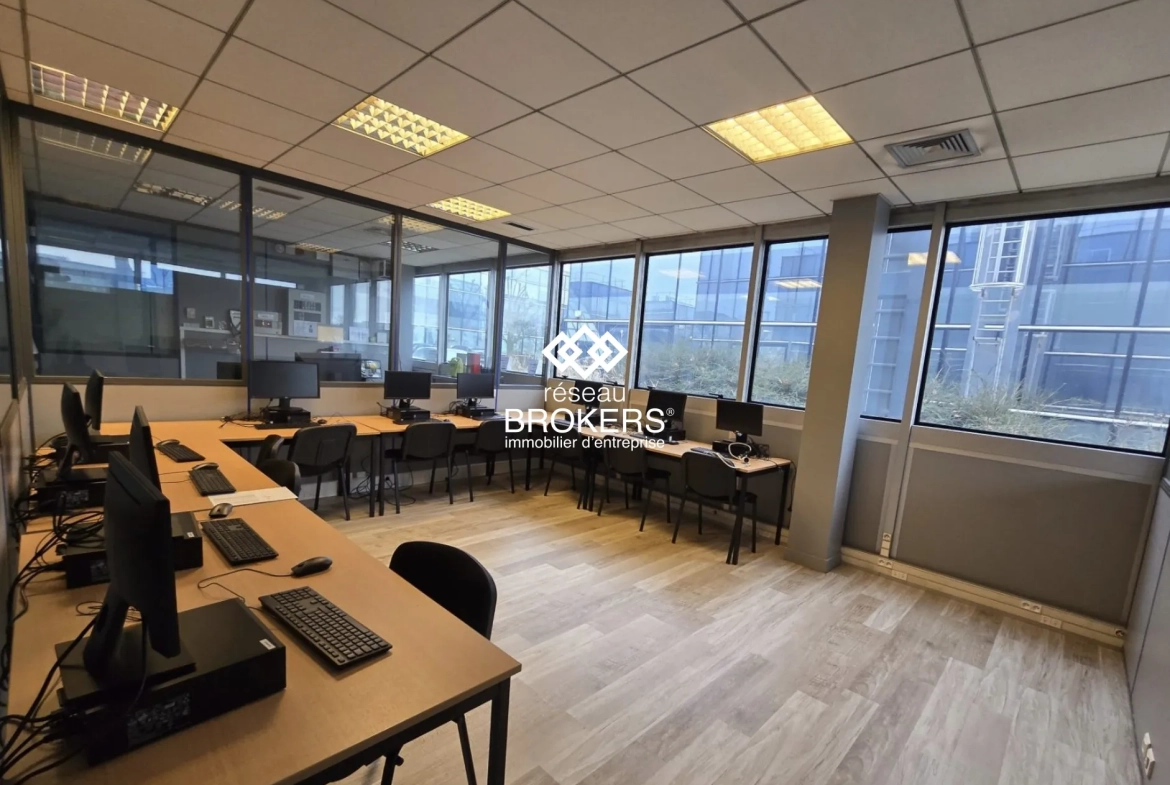 À vendre bureaux 1385 m² à Roissy-en-France, secteur du Parc des Nations 