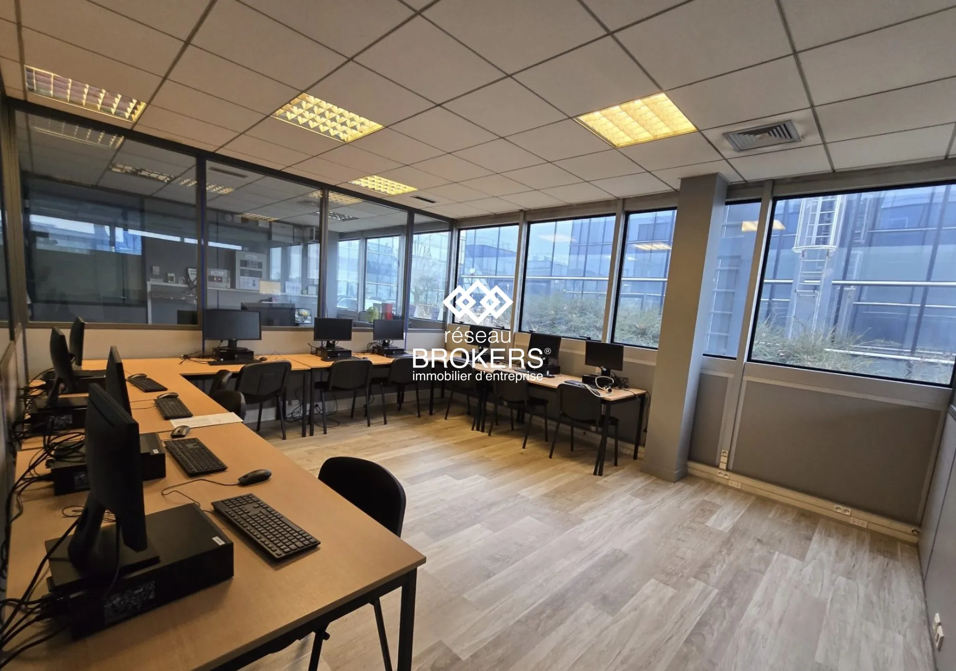 À vendre bureaux 1385 m² à Roissy-en-France, secteur du Parc des Nations 