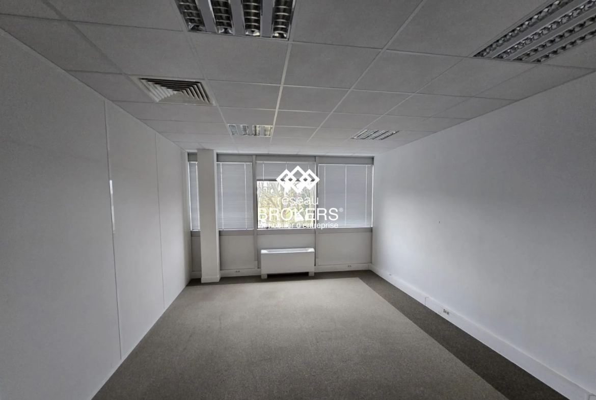 À vendre bureaux 1385 m² à Roissy-en-France, secteur du Parc des Nations 