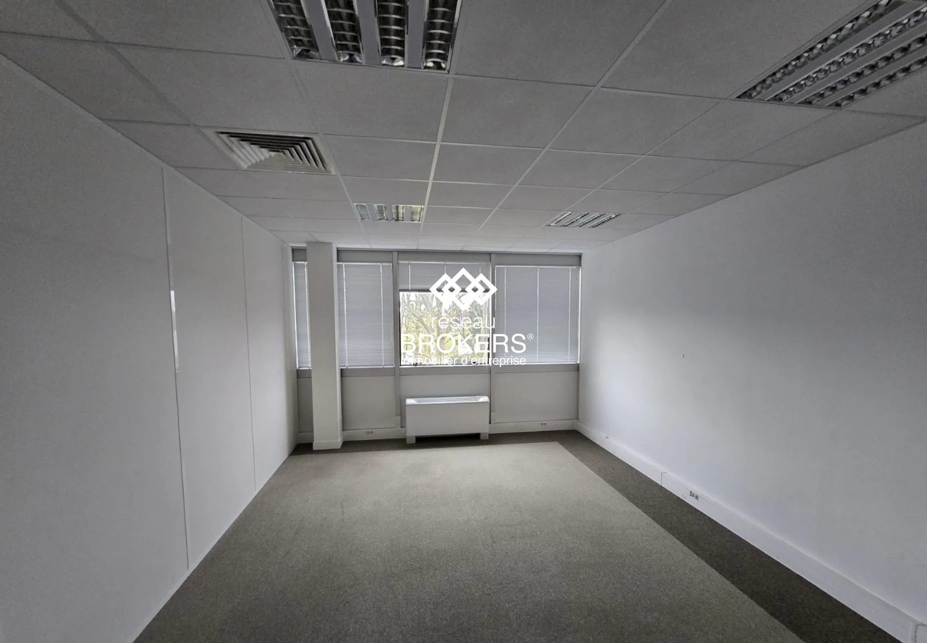 À vendre bureaux 1385 m² à Roissy-en-France, secteur du Parc des Nations 