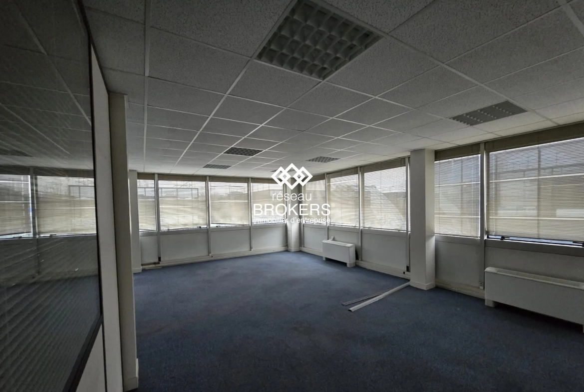 À vendre bureaux 1385 m² à Roissy-en-France, secteur du Parc des Nations 
