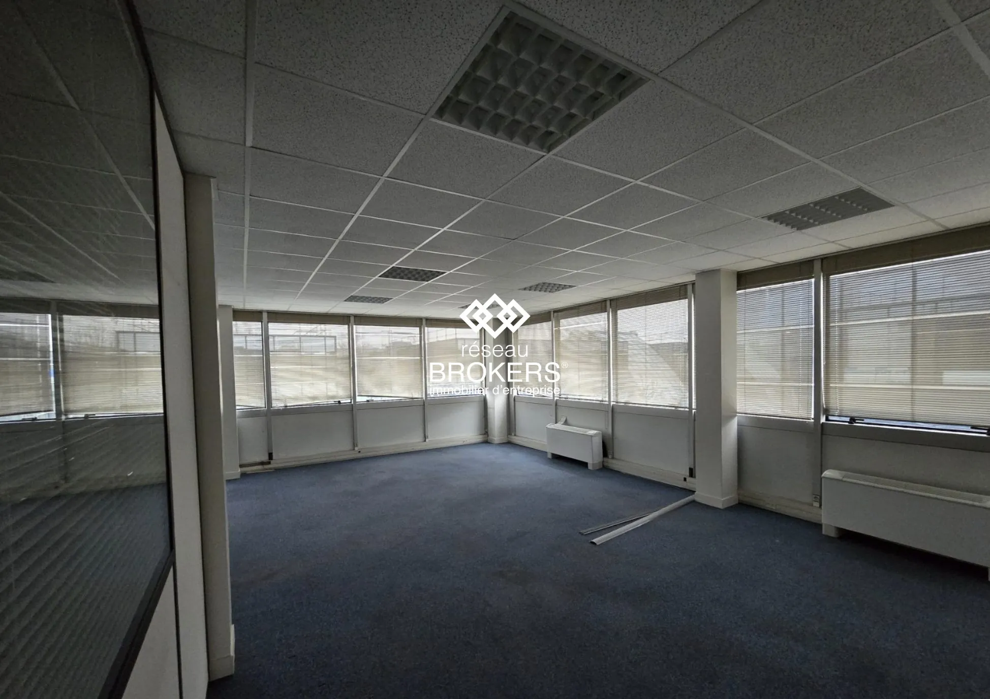 À vendre bureaux 1385 m² à Roissy-en-France, secteur du Parc des Nations 