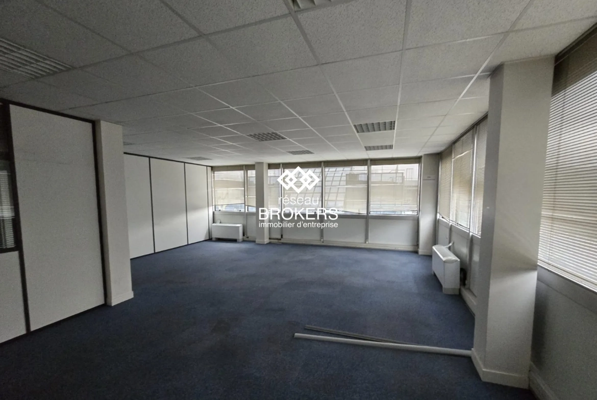 À vendre bureaux 1385 m² à Roissy-en-France, secteur du Parc des Nations 