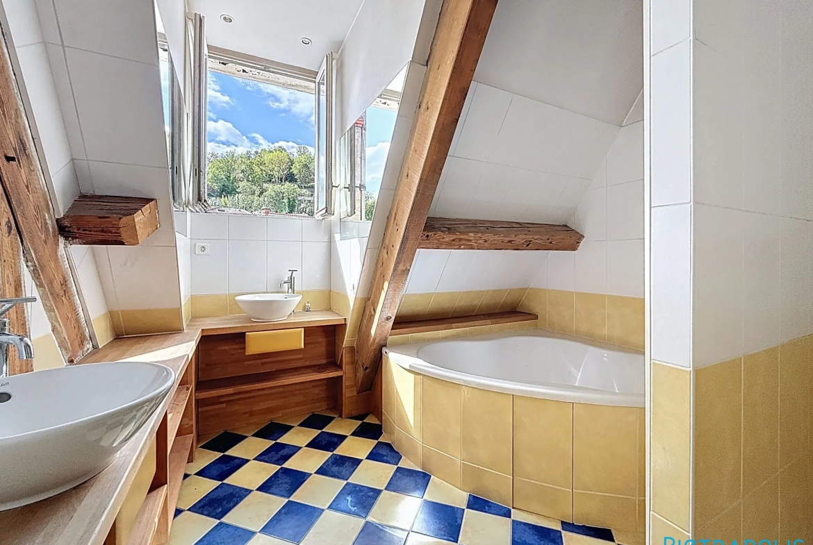 Appartement T4 lumineux de 107m² à Tarare, idéalement situé 