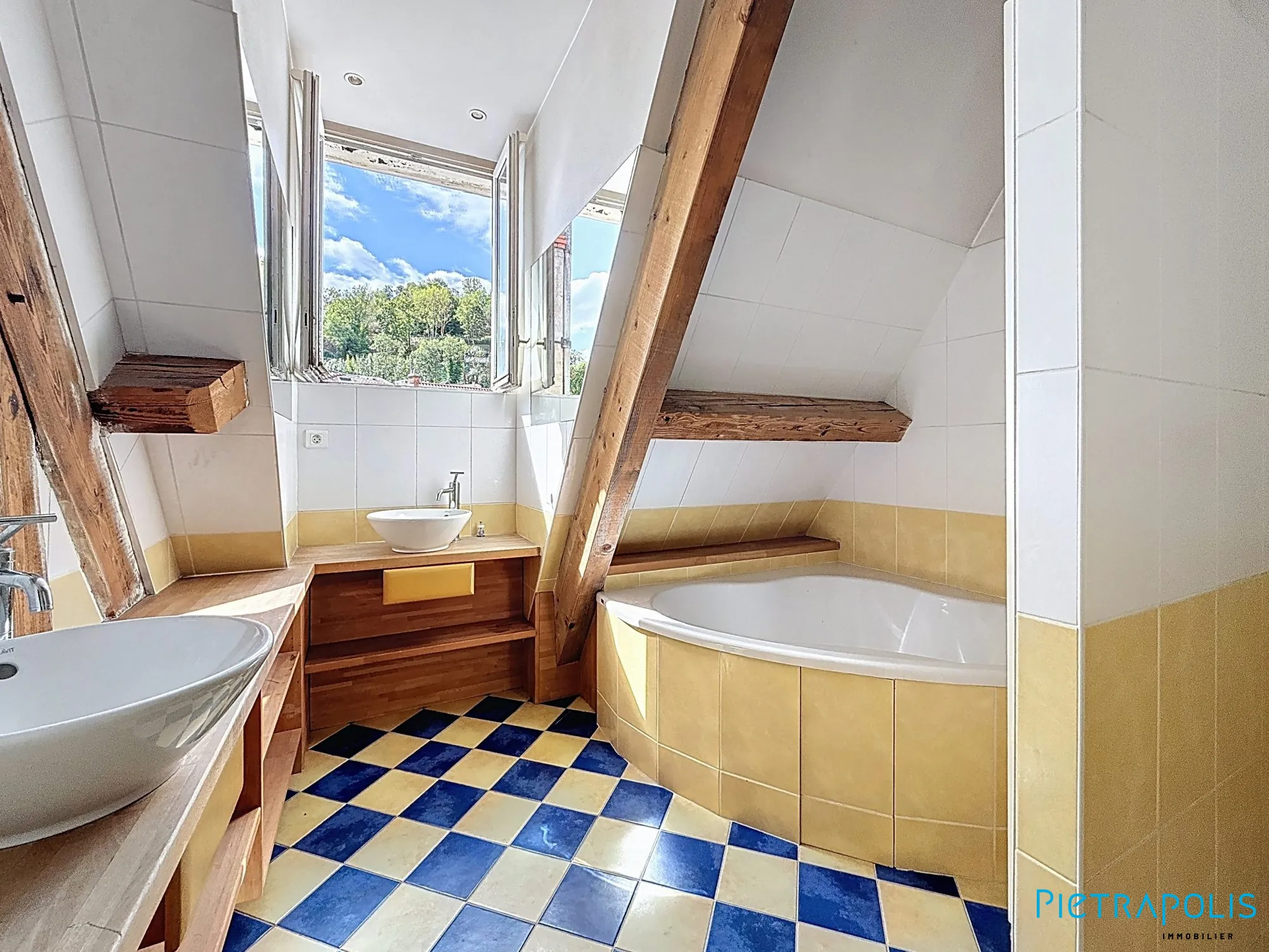 Appartement T4 lumineux de 107m² à Tarare, idéalement situé 