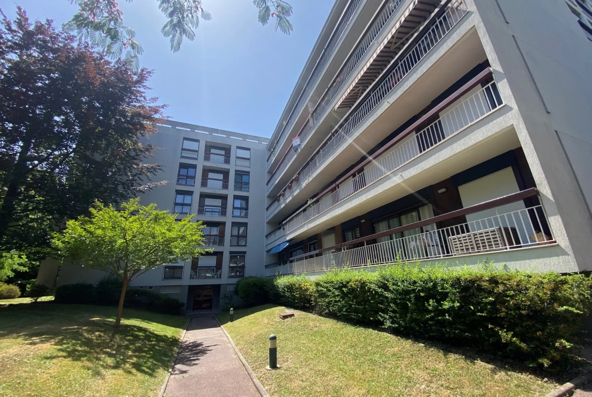 Appartement 5 pièces à Athis-Mons avec balcon, cave et parking, proche gare 
