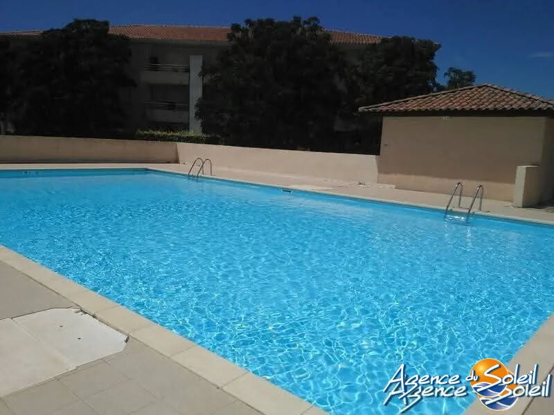 Appartement T3 avec terrasse, parking et piscine à Lézignan-Corbières 