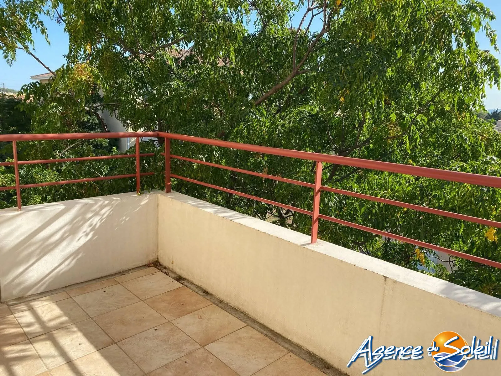 Appartement T3 avec terrasse, parking et piscine à Lézignan-Corbières 