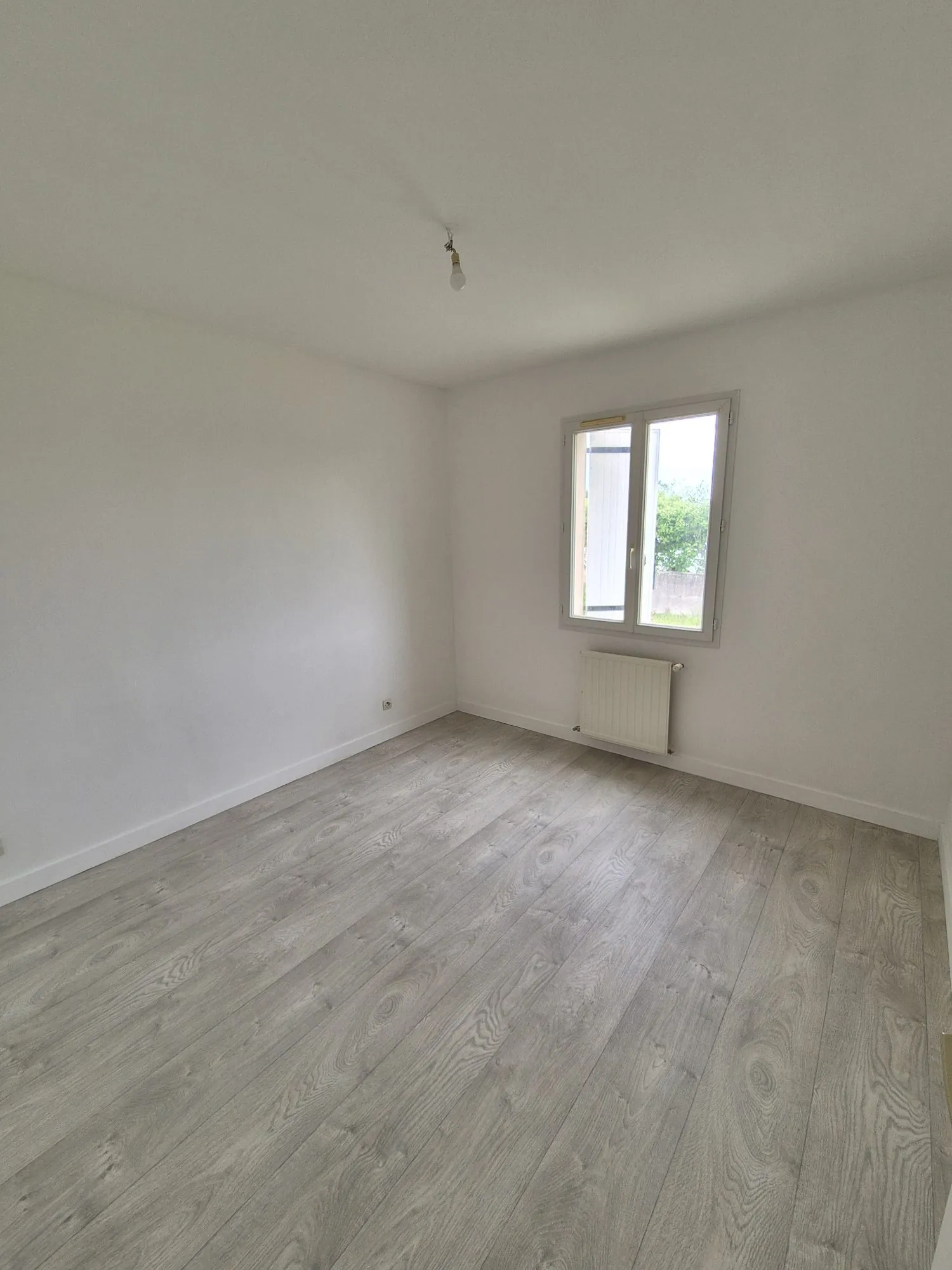 Maison de plain-pied à Surgères avec jardin clos et garage - Prêt à emménager 