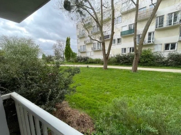 Appartement spacieux T3/4 à Rennes avec vue sur jardin et commodités proches