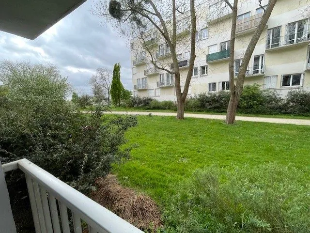 Appartement spacieux T3/4 à Rennes avec vue sur jardin et commodités proches 