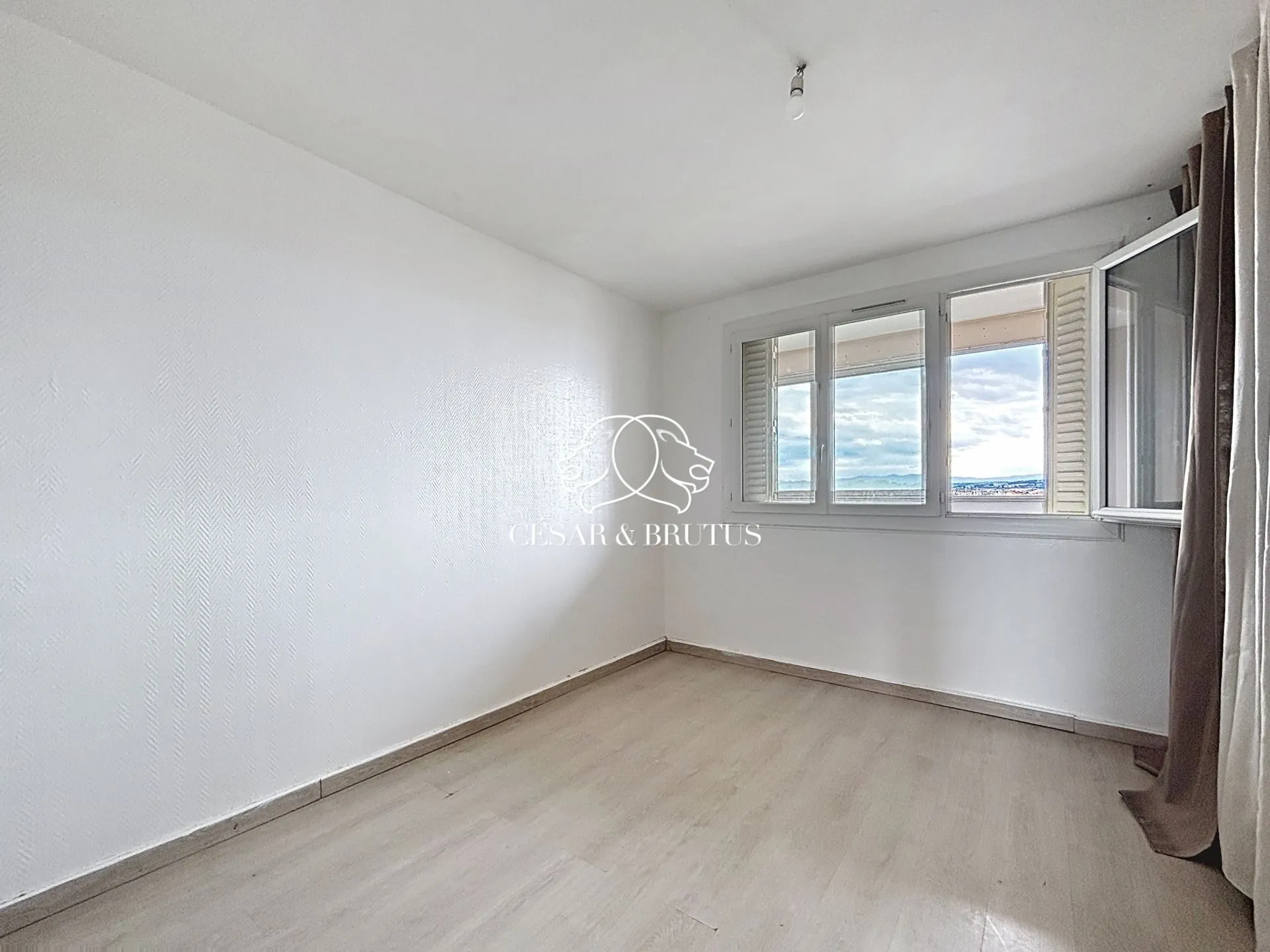 Appartement de 75 m² avec balcon à Villeurbanne, 3 chambres, au 9e étage 