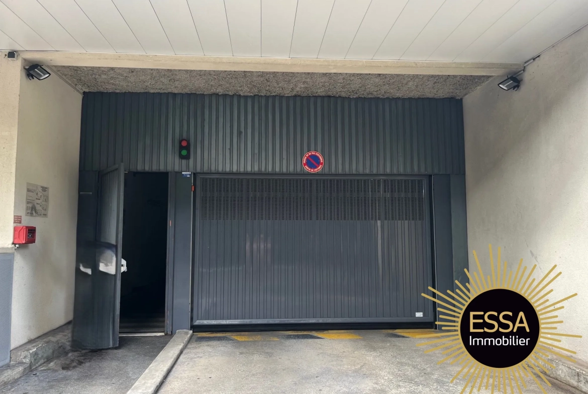 Parking sécurisé à vendre à Versailles - 16 m², emplacement de qualité 