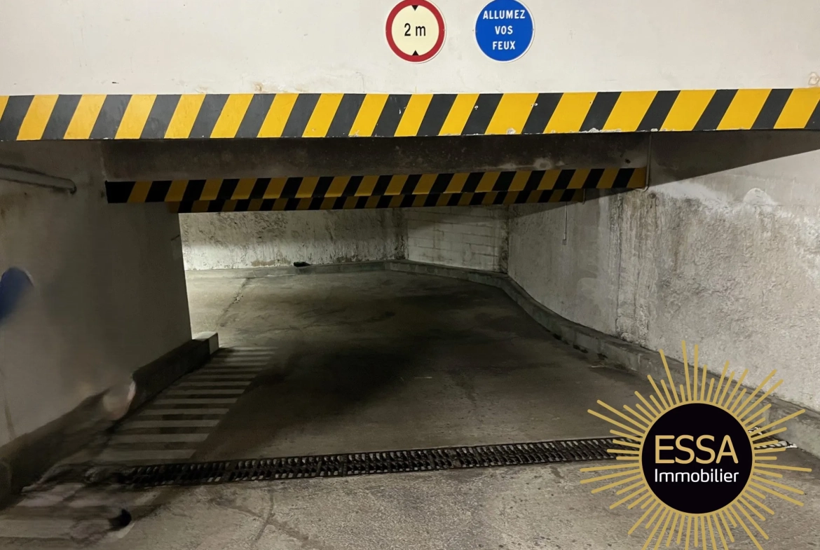 Parking sécurisé à vendre à Versailles - 16 m², emplacement de qualité 