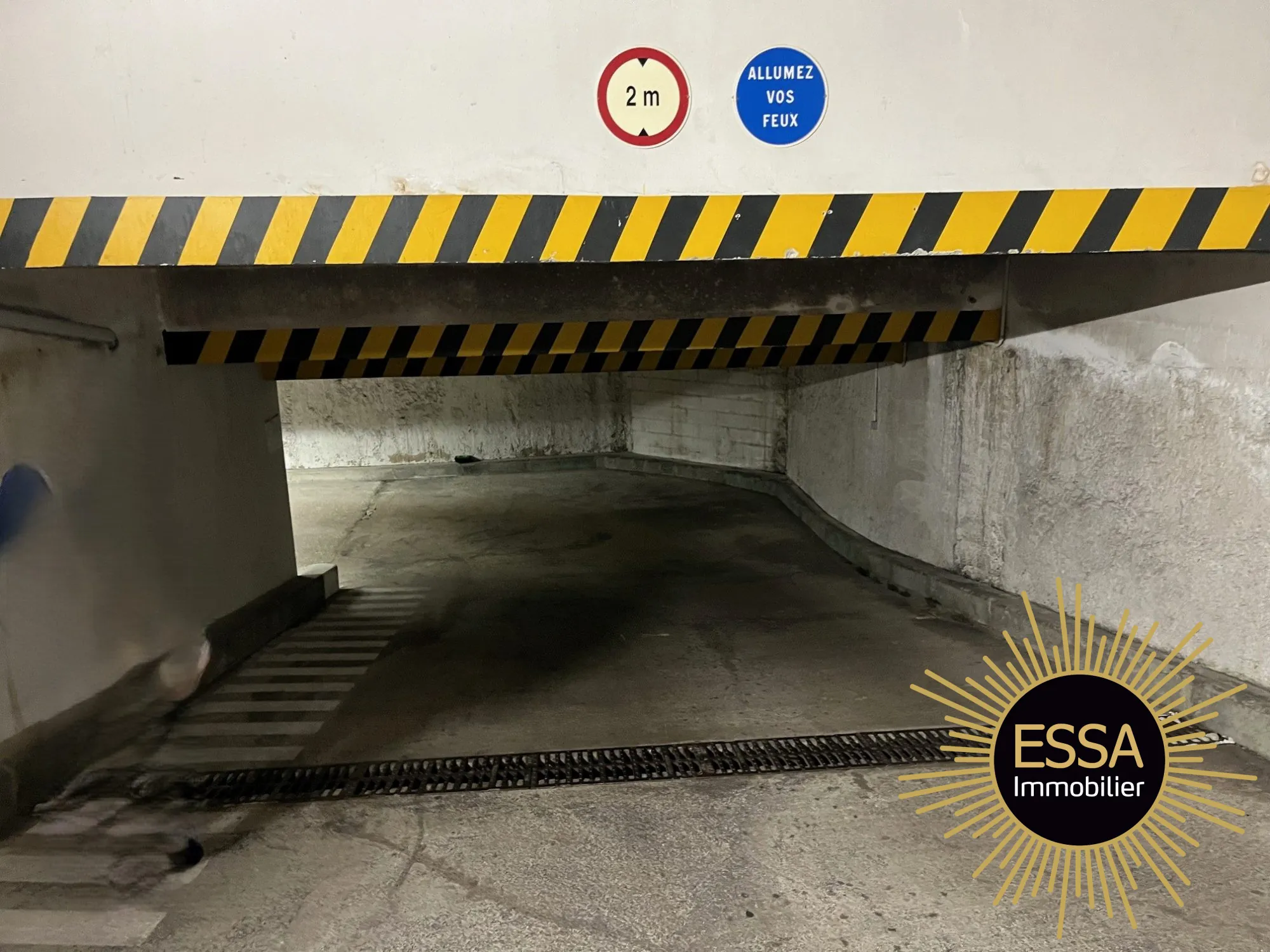 Parking sécurisé à vendre à Versailles - 16 m², emplacement de qualité 
