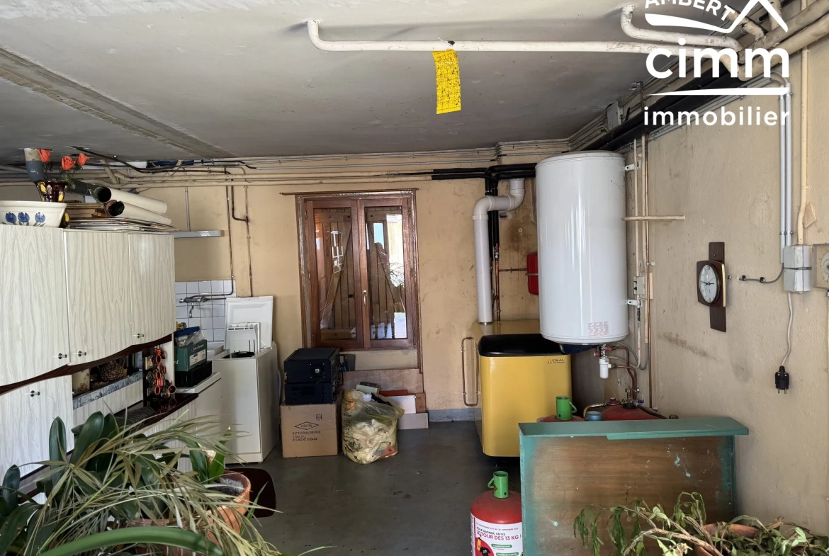 Maison de 59 m² avec double garage et jardin à Olliergues 