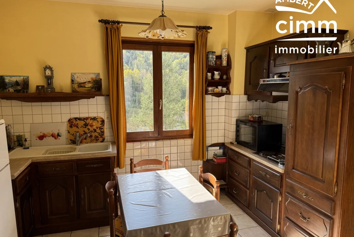 Maison de 59 m² avec double garage et jardin à Olliergues 