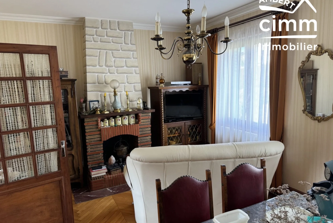 Maison de 59 m² avec double garage et jardin à Olliergues 