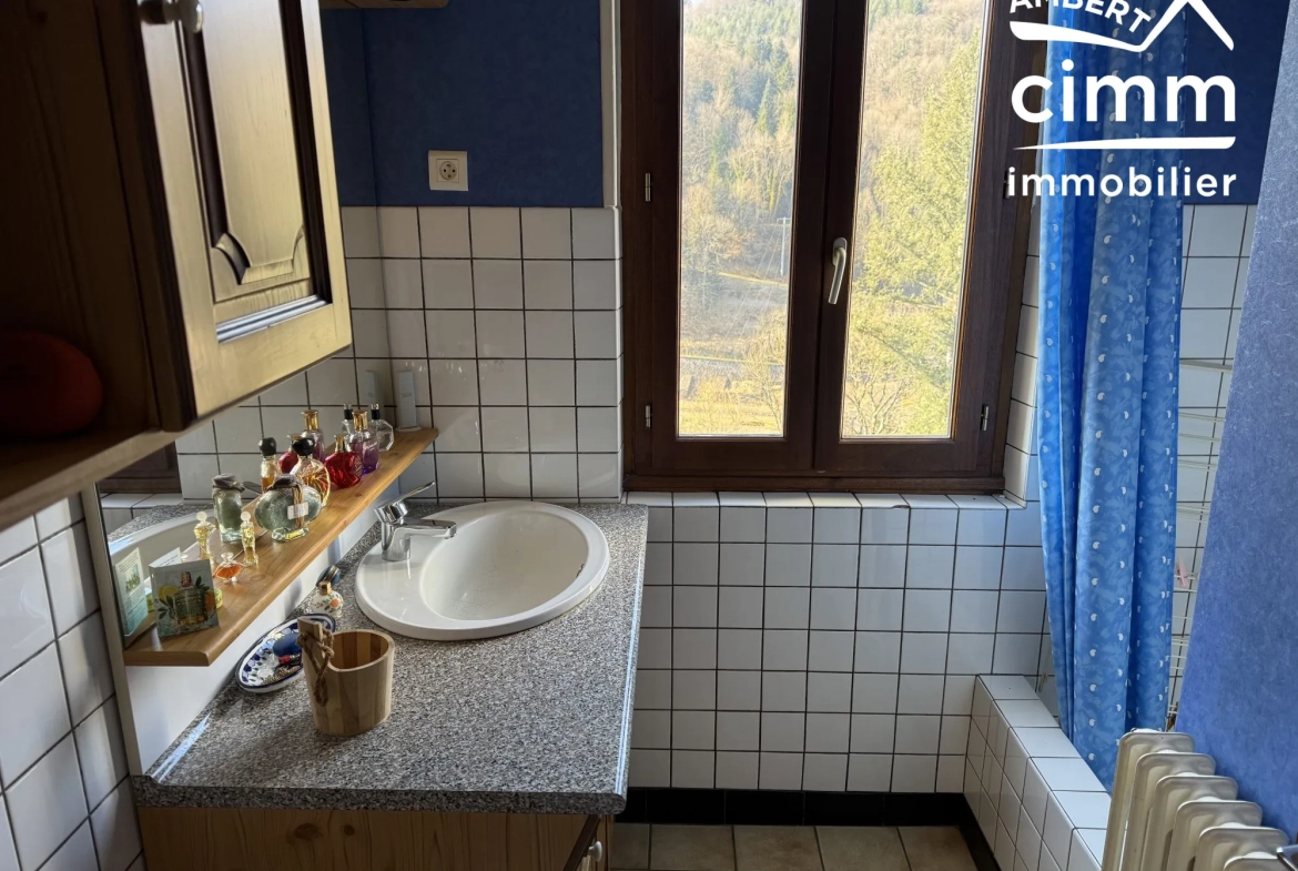 Maison de 59 m² avec double garage et jardin à Olliergues 