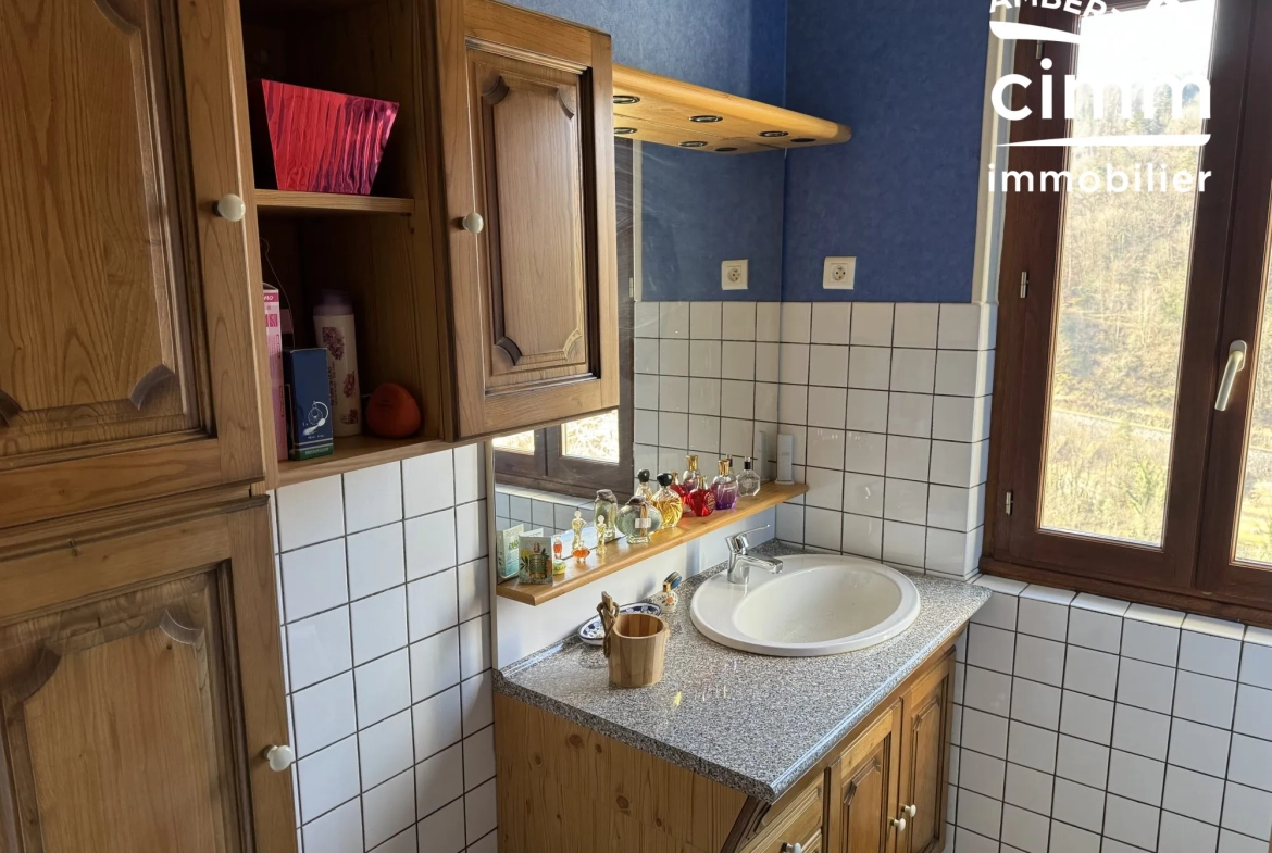 Maison de 59 m² avec double garage et jardin à Olliergues 