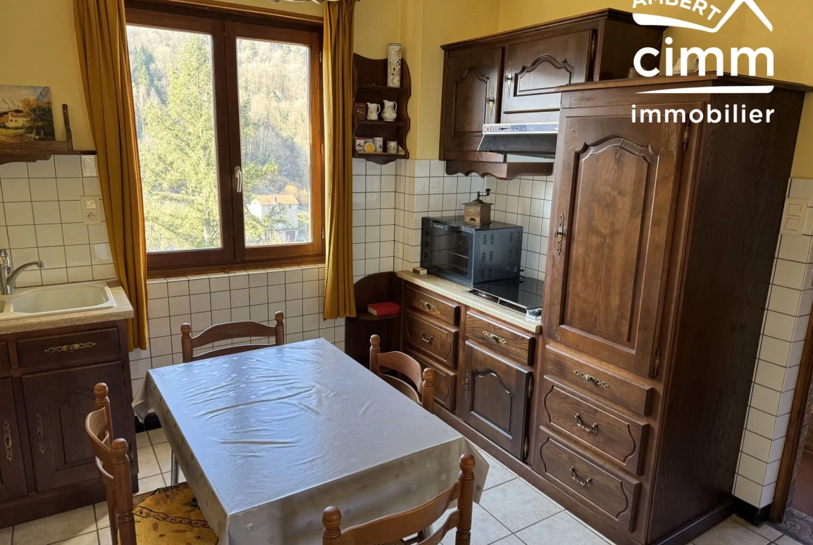 Maison de 59 m² avec double garage et jardin à Olliergues 