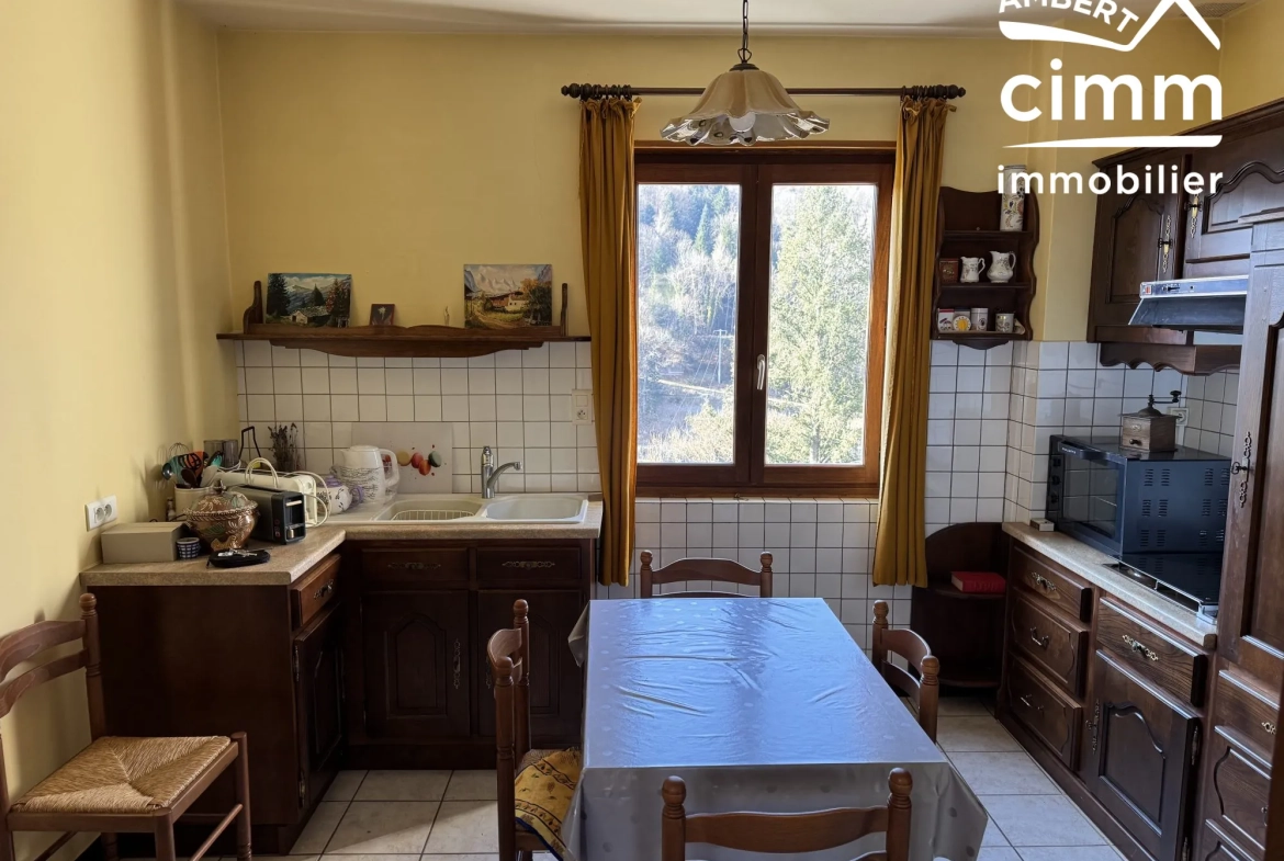 Maison de 59 m² avec double garage et jardin à Olliergues 