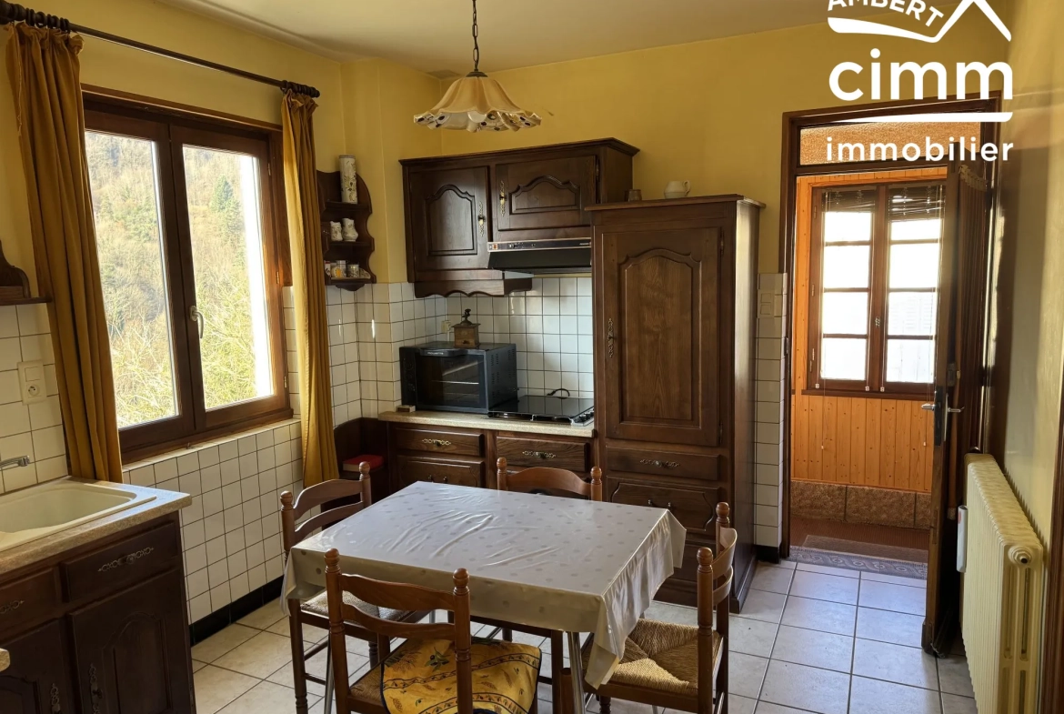 Maison de 59 m² avec double garage et jardin à Olliergues 