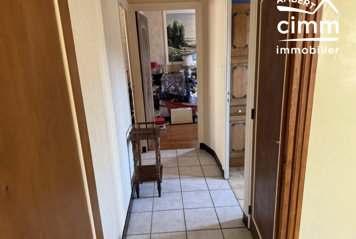 Maison de 59 m² avec double garage et jardin à Olliergues 