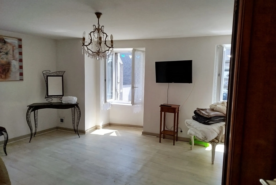 Maison de ville à vendre à Scaër avec grenier aménageable et terrasse 