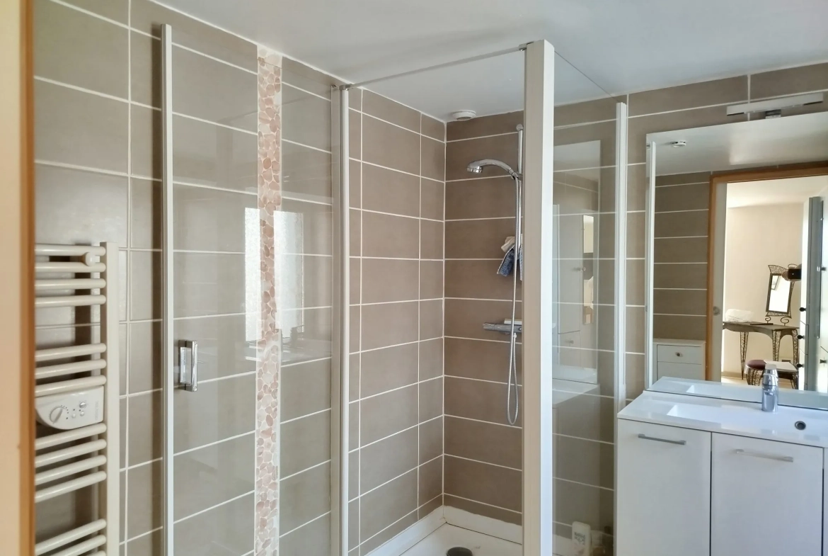 Maison de ville à vendre à Scaër avec grenier aménageable et terrasse 