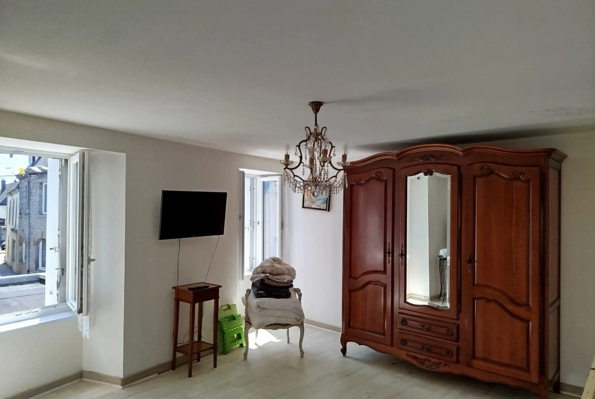 Maison de ville à vendre à Scaër avec grenier aménageable et terrasse 