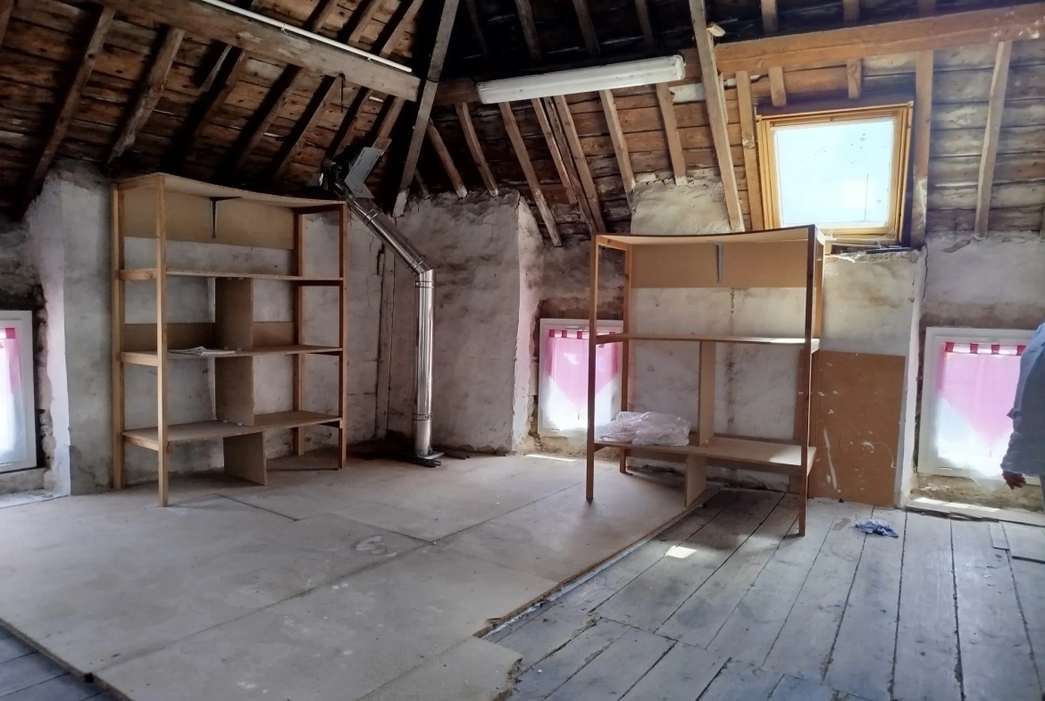 Maison de ville à vendre à Scaër avec grenier aménageable et terrasse 