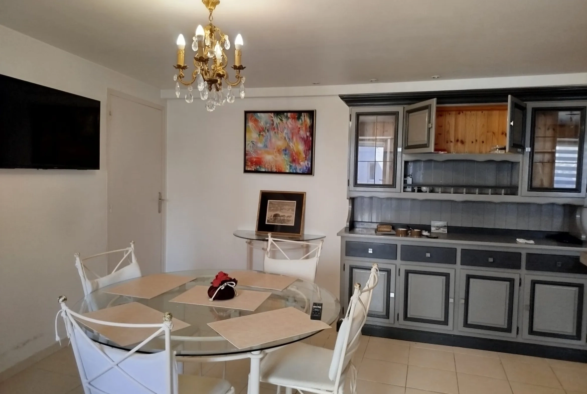 Maison de ville à vendre à Scaër avec grenier aménageable et terrasse 
