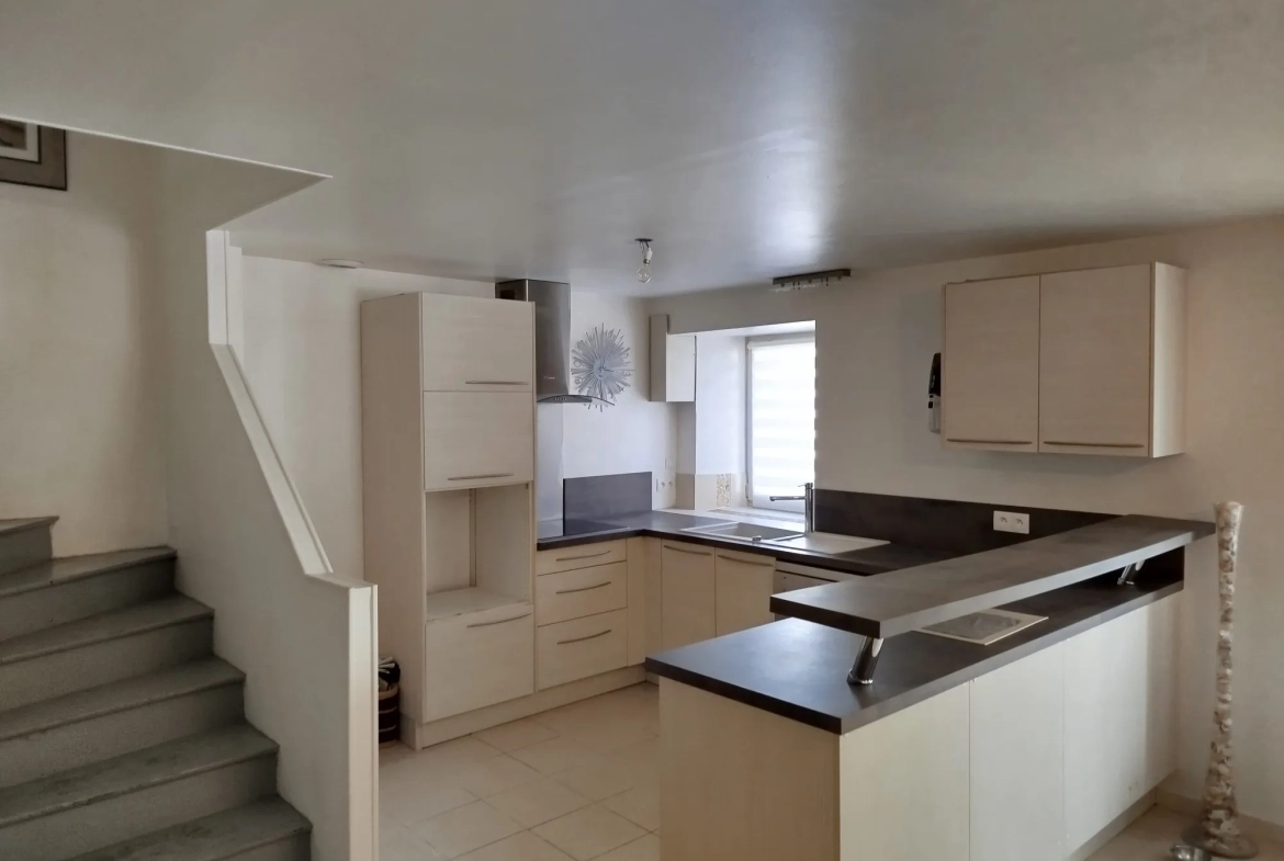 Maison de ville à vendre à Scaër avec grenier aménageable et terrasse 
